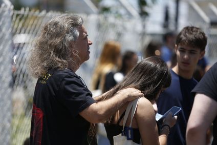 Alunos aguardam a abertura dos portões da Unip, em Campinas (SP), para o primeiro dia de provas do Enem, neste domingo (9)