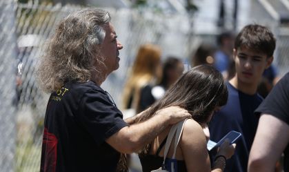 Alunos aguardam a abertura dos portões da Unip, em Campinas (SP), para o primeiro dia de provas do Enem, neste domingo (9)