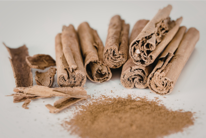 Ritual do dia 1º une simbolismos ancestrais, sopro e aroma de canela para marcar recomeços e intenções de prosperidade.