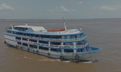 Caravana latino-amazônica chega de barco à COP30 em Belém