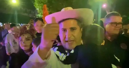 Captura de tela de uma transmissão de vídeo do prefeito Carlos Manzo, de Uruapan, durante o Festival das Velas