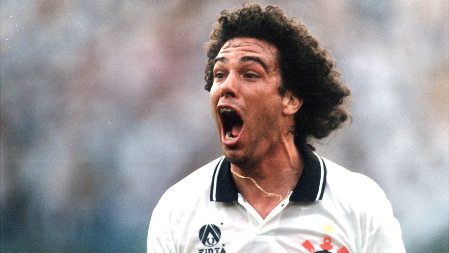 Campeonato Brasileiro, 1994: Corinthians x Grêmio: o jogador corintiano Casagrande comemora gol contra o Grêmio no estádio do Pacaembu, em São Paulo