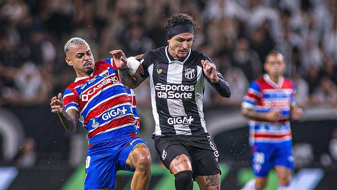 Lance de disputa em jogo entre Ceará x Fortaleza, pelo Brasileirão