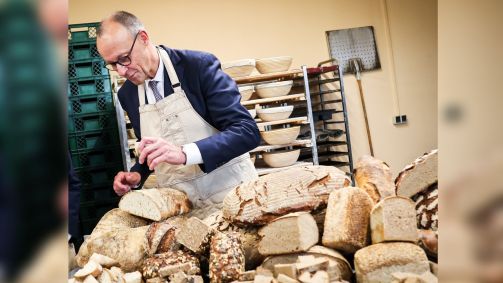 O chanceler alemão Friedrich Merz na padaria do fabricante de pão Sören Korte durante uma visita ao pátio de artesãos de Meistermeile. Merz estava em sua visita inaugural a Hamburgo.