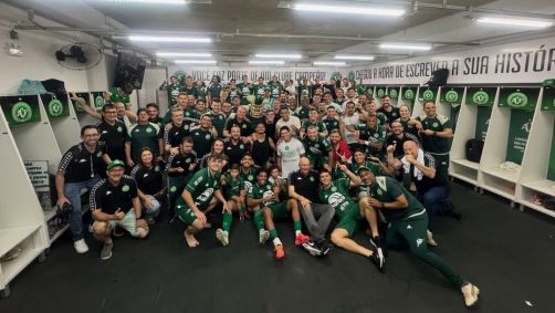 Elenco da Chapecoense comemorando o acesso à Série A