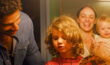 Chay Suede e Laura Neiva comemoram quatro anos do filho mais velho