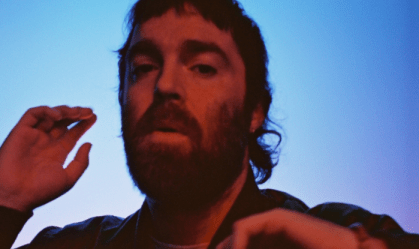 Chet Faker detalha era mais "poderosa" e celebra energia de shows no Brasil