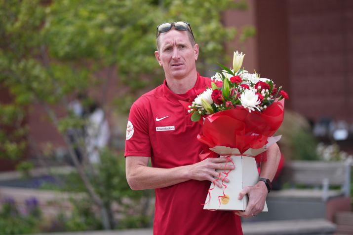 O ex-goleiro do Liverpool, Chris Kirkland, leva flores ao memorial de Diogo Jota, no Estádio Anfield em 4 de julho de 2025, em Liverpool, Inglaterra • Christopher Furlong/Getty Images