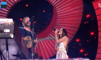 Chris Martin fala português e canta com Anitta no Global Citizen Festival