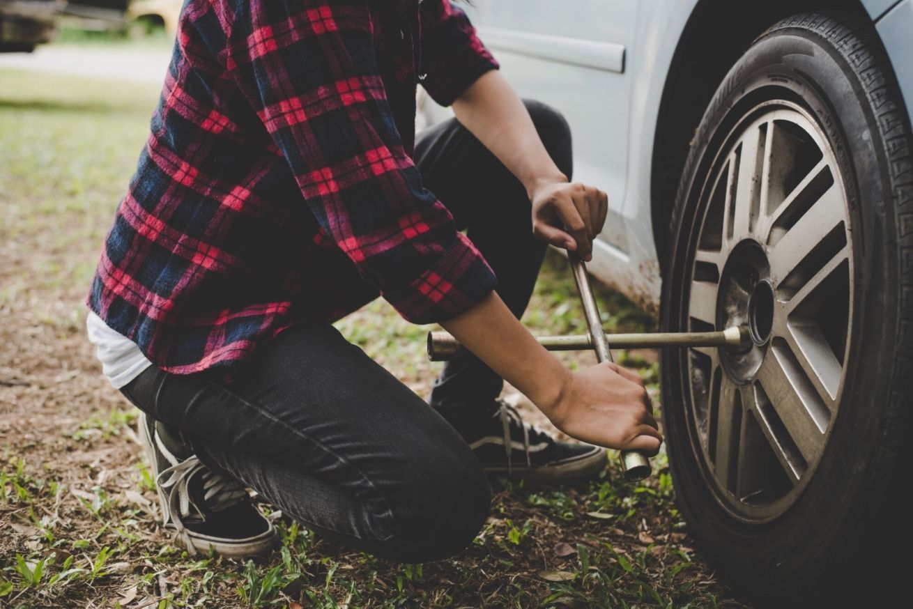 Chave de roda precisa estar dentro do carro • Freepik/Divulgação