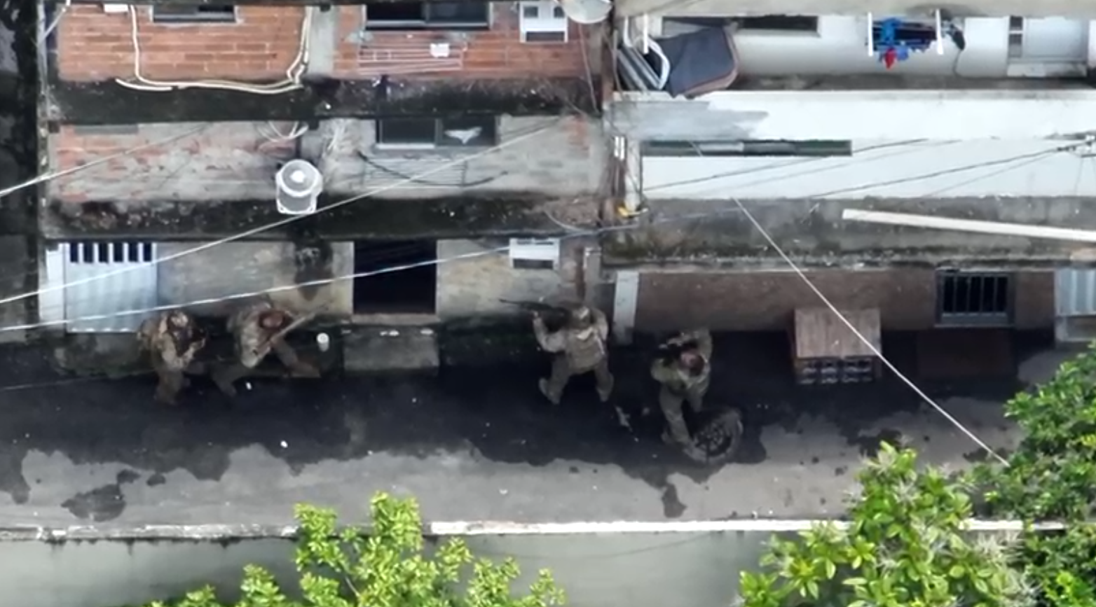 Imagem de destaque do post: Vídeo: traficante faz mulher e criança reféns durante operação em favela