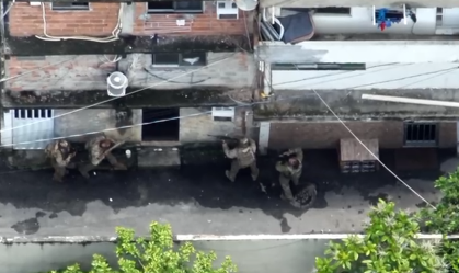 Imagem de destaque do post: Vídeo: traficante faz mulher e criança reféns durante operação em favela