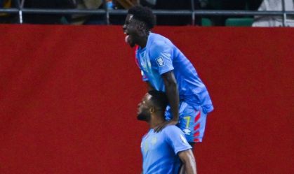 Jogadores da RD Congo comemorando o gol marcado contra a Nigéria, pelas Eliminatórias da África para a Copa do Mundo de 2026