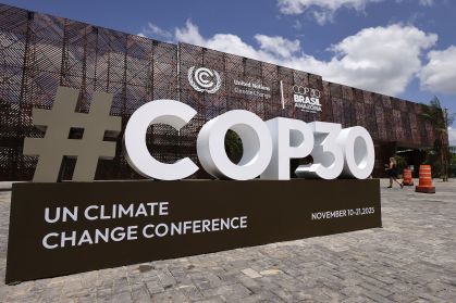 Logo da COP30 é exibido em frente a um edifício central em Belém, Brasil