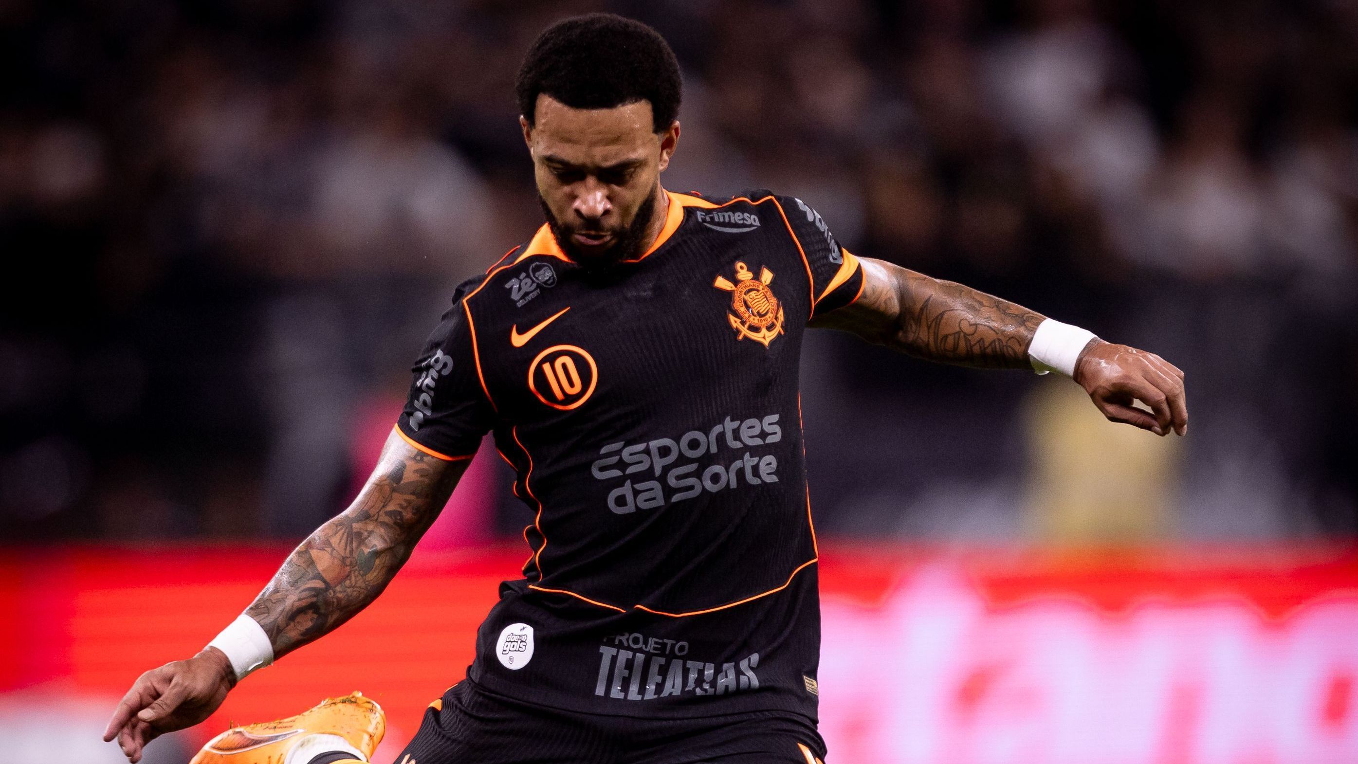 Memphis Depay em ação na partida entre Corinthians e Grêmio