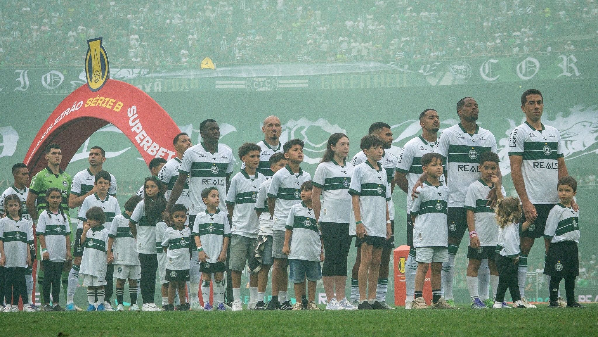 Jogadores do Coritiba perfilados antes da partida contra o Athletic