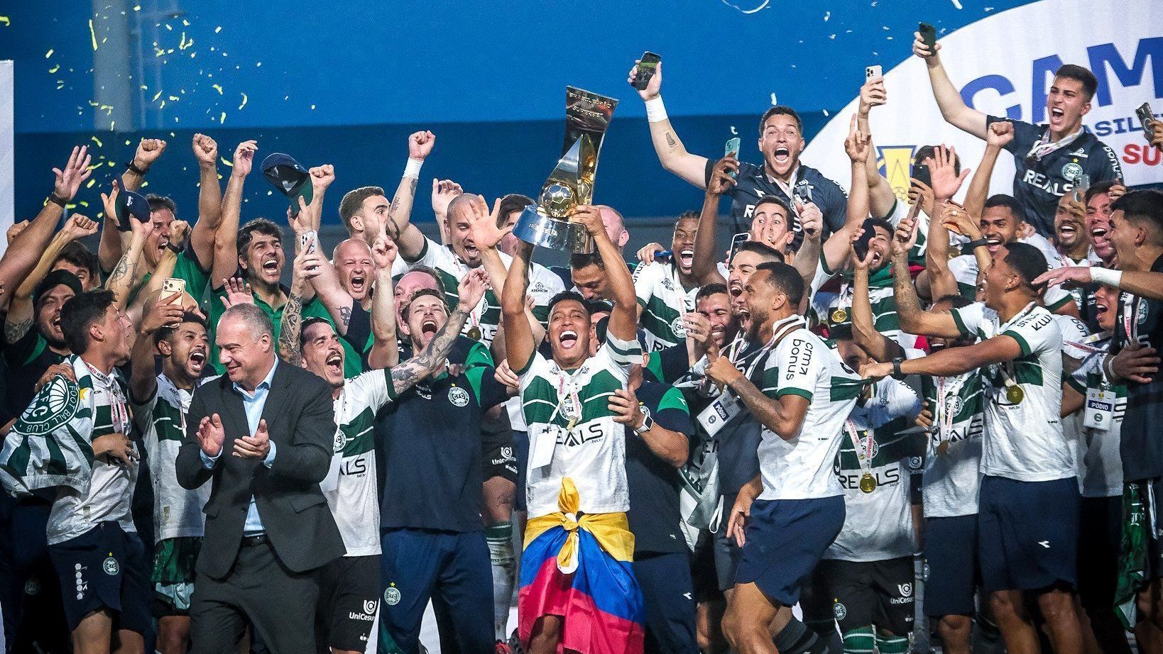 Coritiba ergue a taça de campeão da Série B