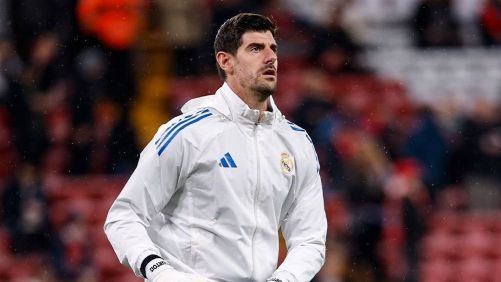 Thibault Courtois, goleiro do Real Madrid, em aquecimento