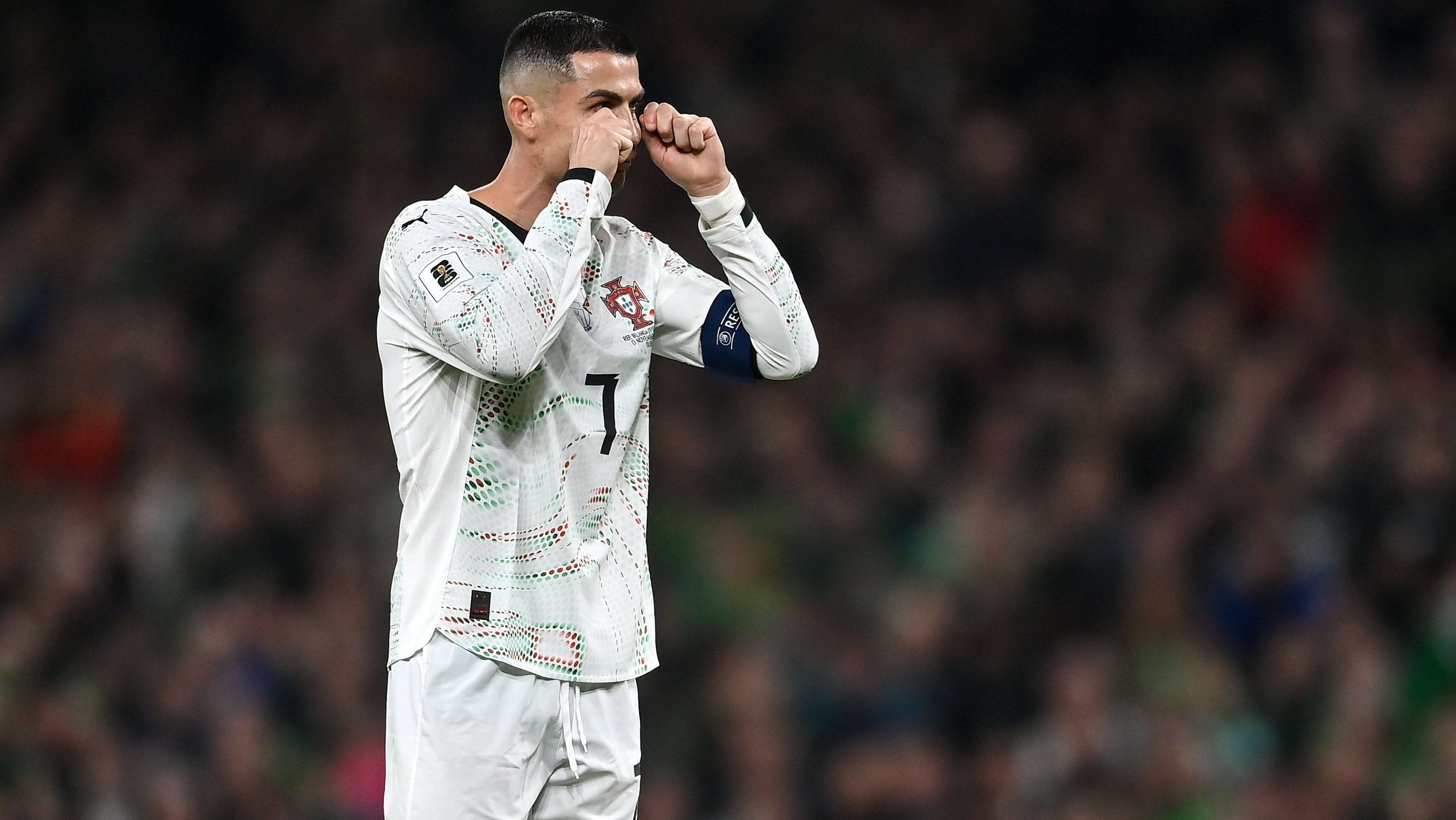 Cristiano Ronaldo provoca O'Shea após acertar cotovelada no irlandês; português foi expulso logo depois