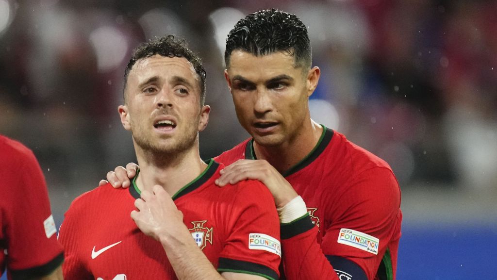 Cristiano Ronaldo revela motivo da aus&ecirc;ncia em funeral de Diogo Jota; veja  | CNN Brasil