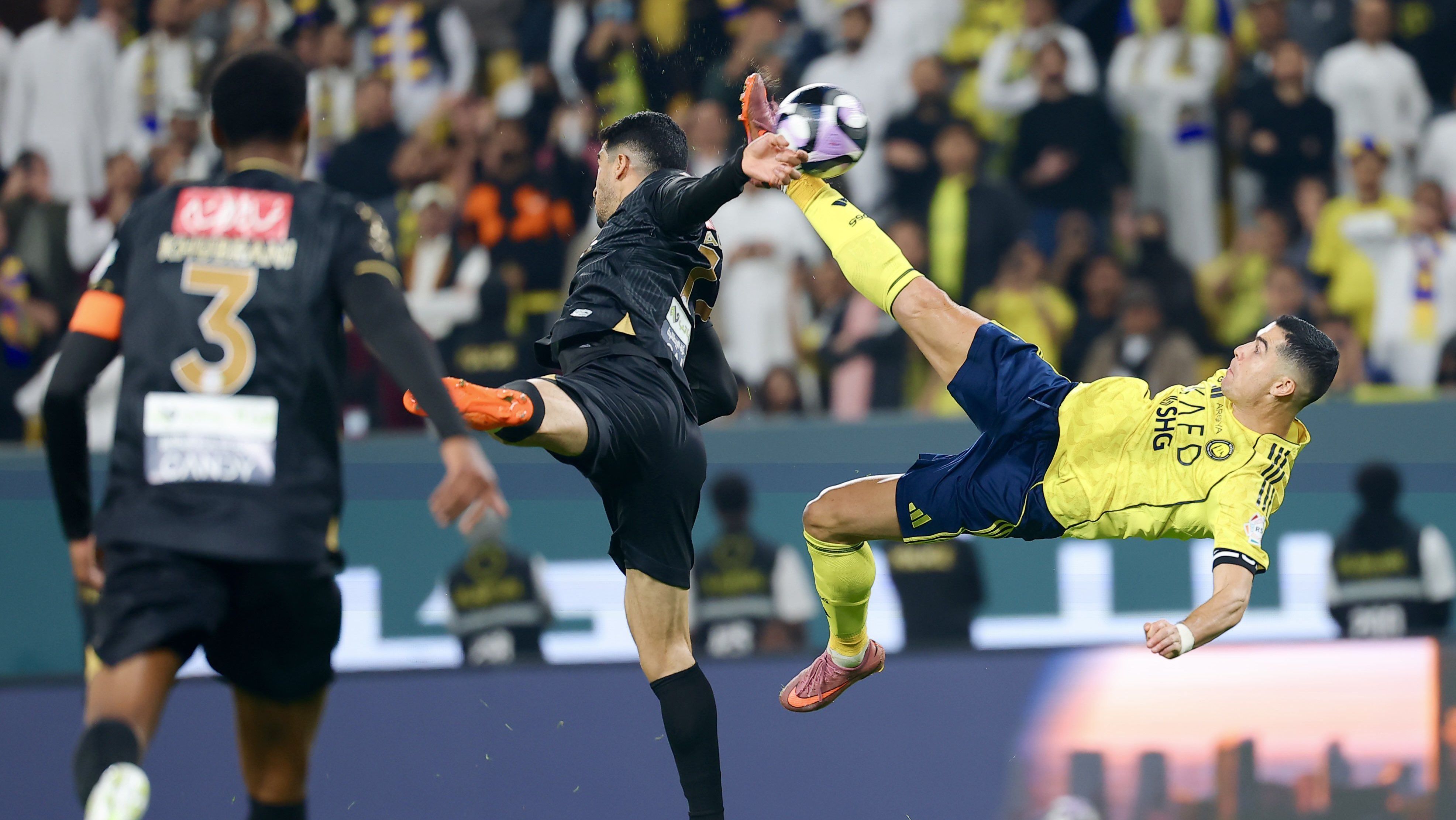 Momento do golaço de bicicleta do Cristiano Ronaldo em Al-Nassr x Al-Khaleej