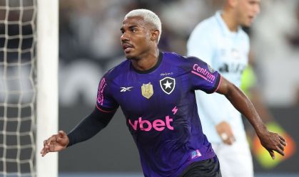 Cuiabano, do Botafogo, comemorando seu gol diante do Grêmio