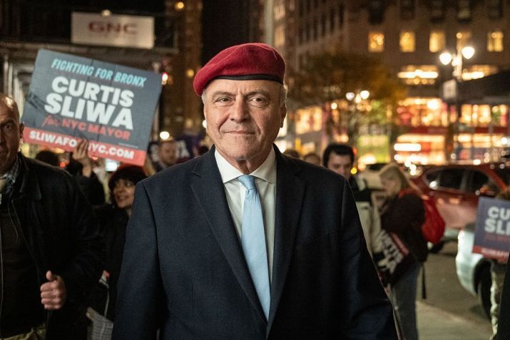 Candidato republicano à prefeitura de Nova York, Curtis Sliwa, faz campanha em 2 de novembro de 2025 no bairro de Manhattan • Stephanie Keith/Getty Images