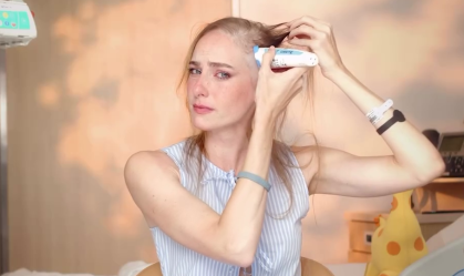 Após viver personagem com câncer, atriz é diagnosticada e raspa a cabeça