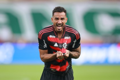 Danilo comemora gol pelo Flamengo