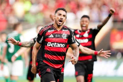 Danilo comemorando