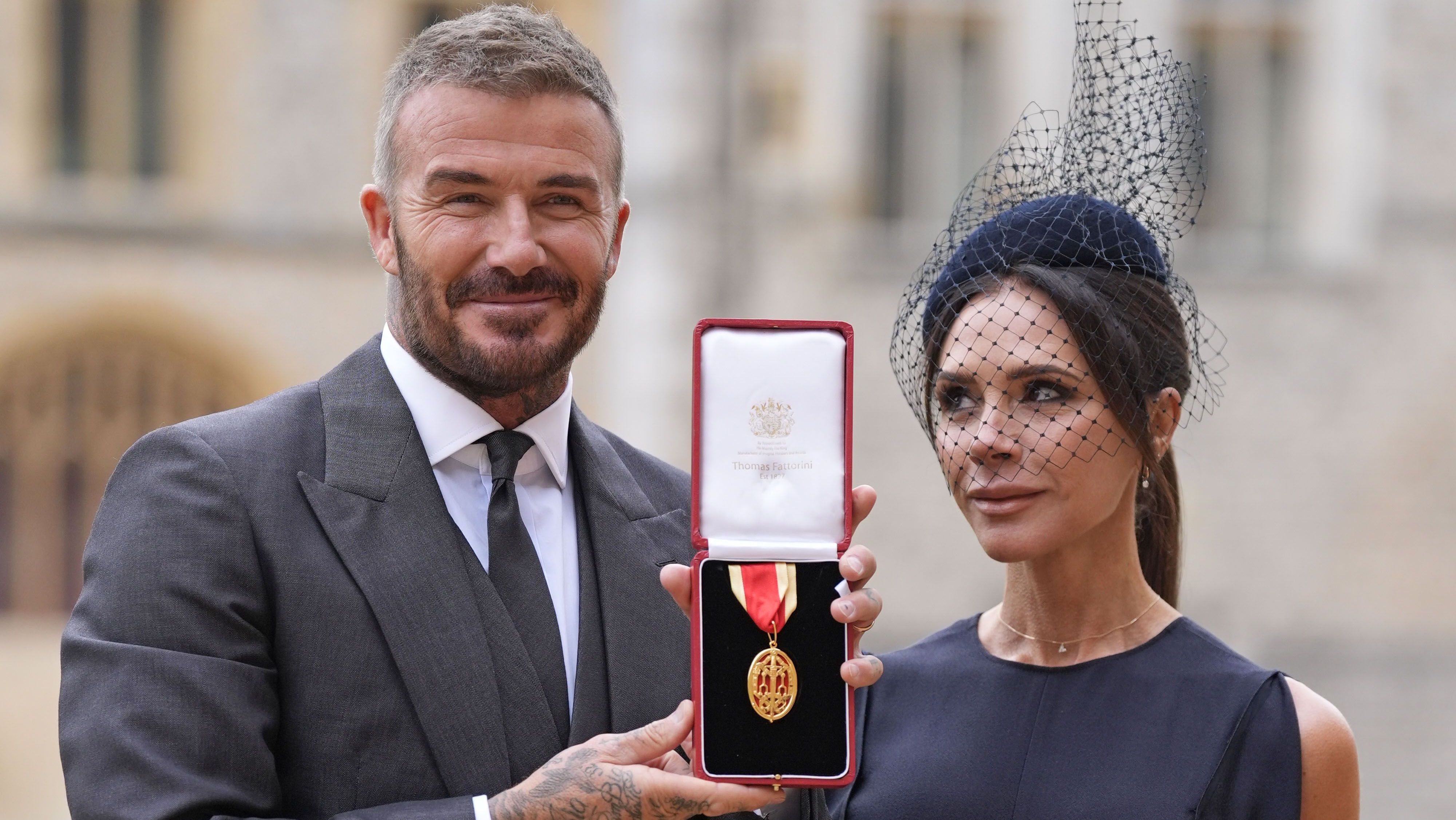 David Beckham e sua esposa Victoria com o título de cavaleiro