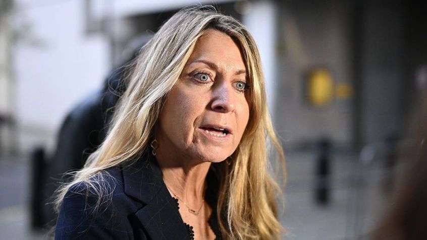 Deborah Turness, ex-chefe da BBC News, fala com a imprensa em frente à Broadcasting House em 10 de novembro de 2025, em Londres, Reino Unido • Leon Neal/Getty Images