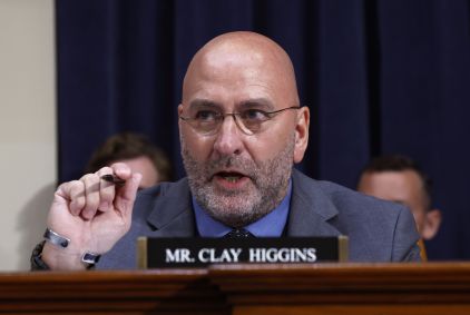 O deputado Clay Higgins (republicano da Louisiana) interroga testemunhas durante a primeira audiência da Força-Tarefa sobre a Tentativa de Assassinato de Donald Trump no Edifício de Escritórios Longworth da Câmara dos Representantes, em 26 de setembro de 2024, em Washington, DC.