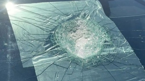 detalhe-do-estrago-no-para-brisa-do-Tesla