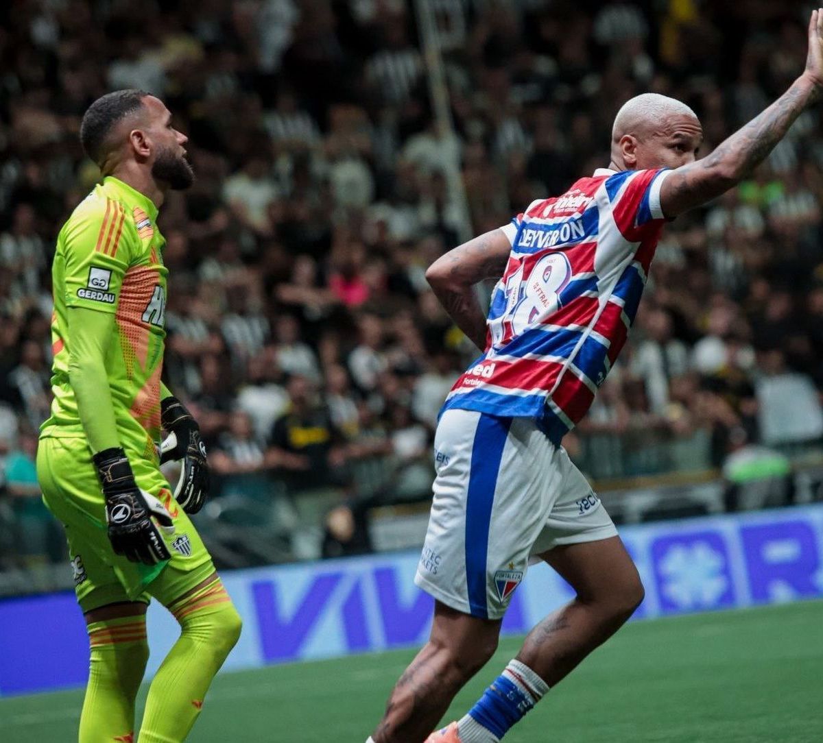 Contra ex-clube, Deyverson faz primeiro hat-trick da história da