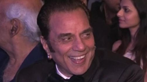 Dharmendra, que estrelou mais de 300 filmes e dominou Bollywood por seis décadas, morreu nesta segunda-feira (24)