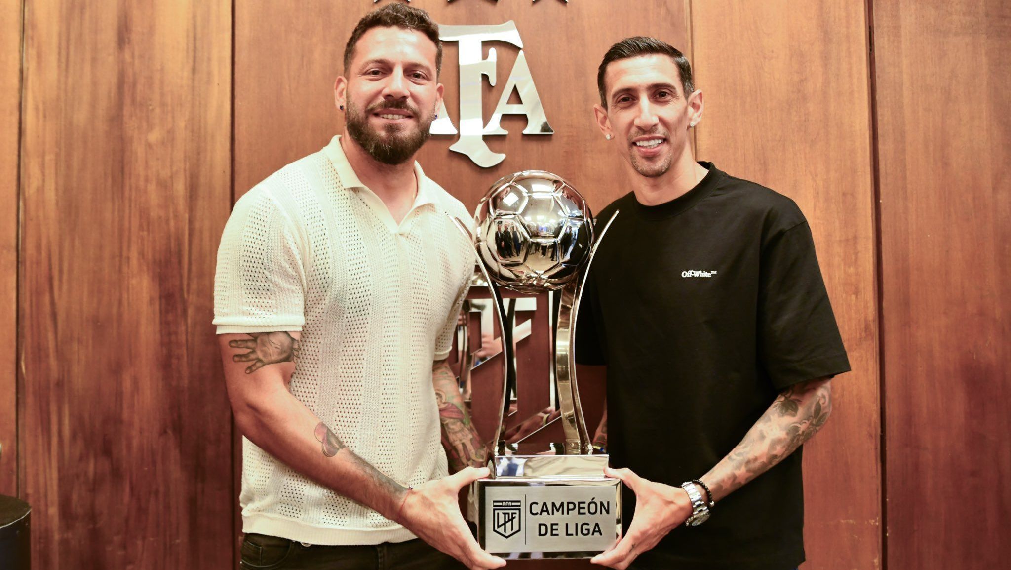 Jorge Broun e Di María com a taça conquistada pelo Rosario Central em reunião