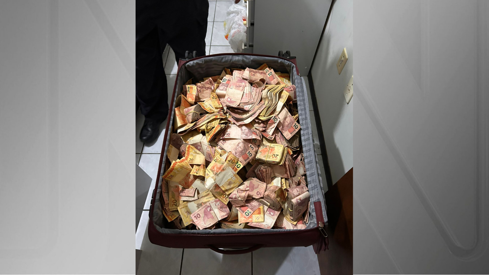 Grande quantidade de dinheiro em espécie encontrada em mala • Divulgação