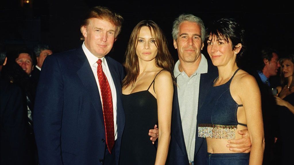 Da esquerda para a direita: Donald Trump e Melania Trump (ainda namorados), o financista Jeffrey Epstein e a socialite britânica Ghislaine Maxwell posam juntos no clube Mar-a-Lago, em Palm Beach, Flórida, em 12 de fevereiro de 2000 • Davidoff Studios/Getty Images