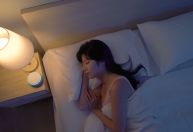 Dormir no escuro total ou manter uma luz acesa? Estudo diz o que é melhor