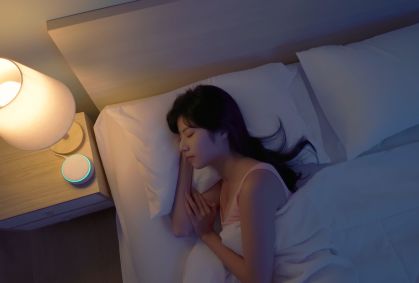 Dormir no escuro total ou manter uma luz acesa? Estudo diz o que é melhor