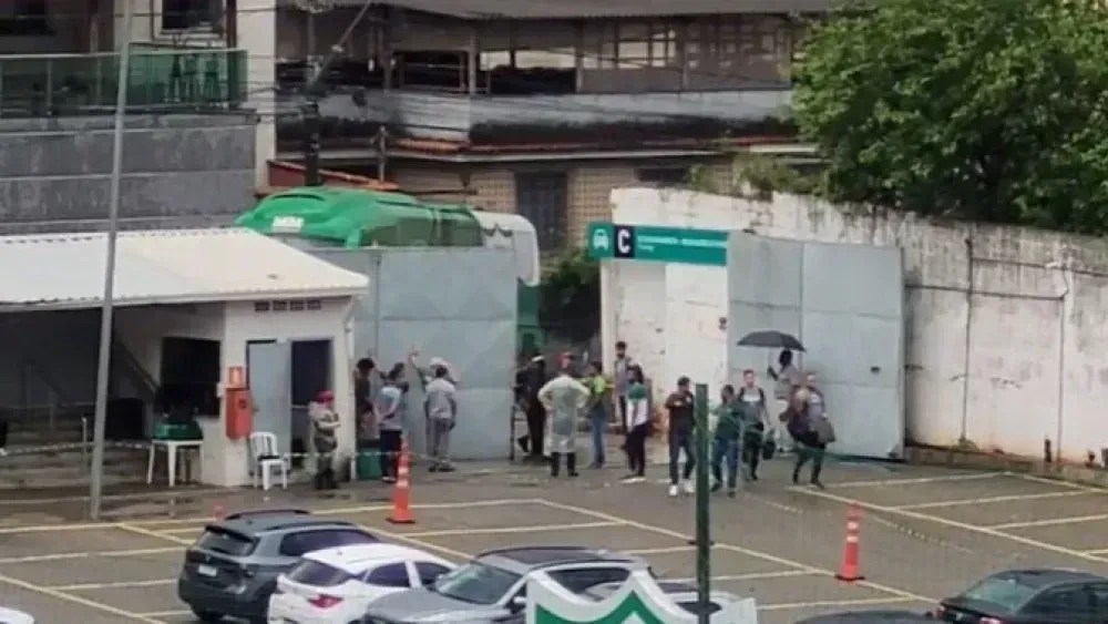 Problema em portão fez América-MG ter que entrar a pé no estádio