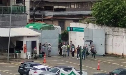 Problema em portão fez América-MG ter que entrar a pé no estádio