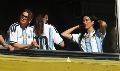 Dua Lipa vai à Bombonera e assiste a Boca Juniors x River Plate