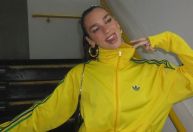 Dua Lipa usa brincos de designer brasileira; preços chegam a R$ 6.740