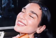 Dua Lipa revela segredo de skincare para pele fresca; produto custa R$ 44