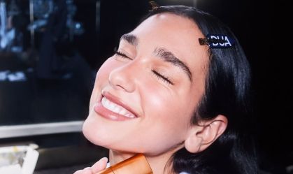 Dua Lipa revela segredo de skincare para pele fresca; produto custa R$ 44