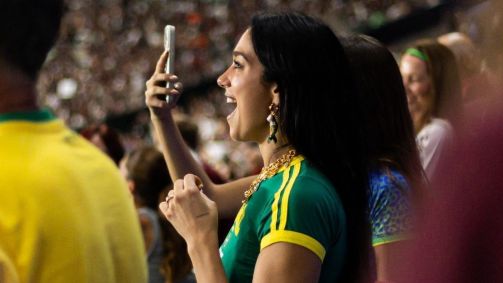 Dua Lipa, cantora britânica, acompanhando Fluminense x Flamengo no Maracanã