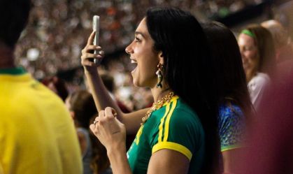 Dua Lipa, cantora britânica, acompanhando Fluminense x Flamengo no Maracanã