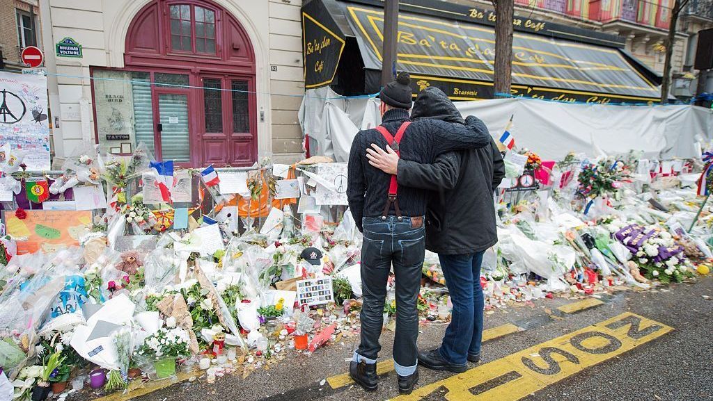 Integrantes da banda Eagles of Death Metal visitam um memorial em homenagem às vítimas dos ataques terroristas no Bataclan, em 8 de dezembro de 2015, em Paris, França; o grupo se apresentava no momento do atentado do Estado Islâmico • David Wolff - Patrick/Getty Images